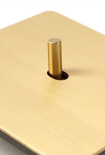 Pormenor do acabamento Gold escovado